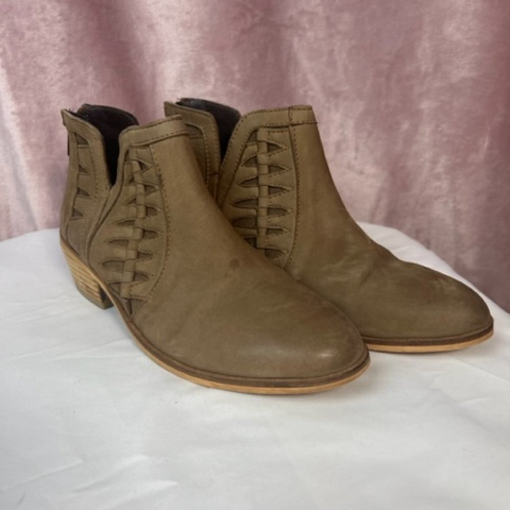 Womens Tan Leather Ankle Booties Charles By Charles David Size 7.5
